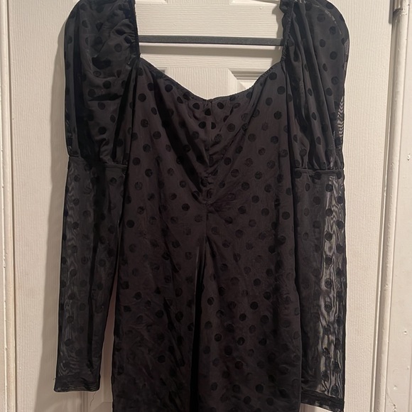 Mid thigh length dress with puffy sheer polka dot sleeves - Picture 3 of 4